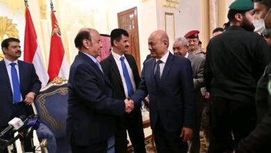 ماذا قال الرئيس العليمي عن سلفه الرئيس الراحل هادي أثناء مشاركته في تشييع جثمانه؟