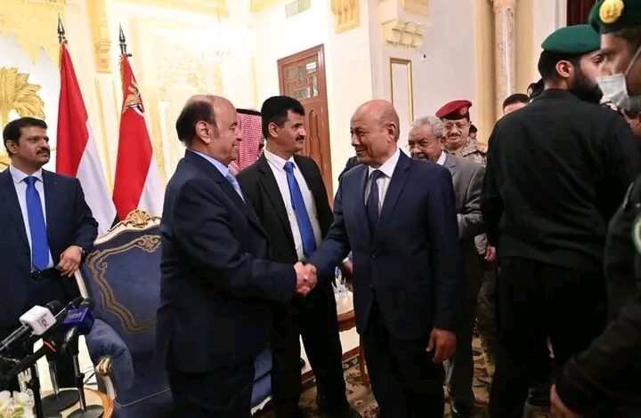 ماذا قال الرئيس العليمي عن سلفه الرئيس الراحل هادي أثناء مشاركته في تشييع جثمانه؟