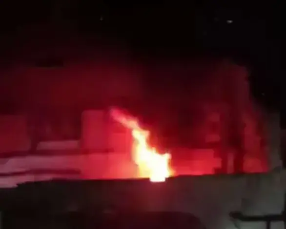 ماس كهربائي يُشعل النيران في فلة مهران القباطي بكود عنبر