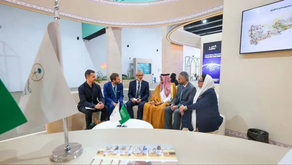 مباحثات سعودية فرنسية في باكو لتعزيز الأمن الغذائي والصحة والمياه في اليمن