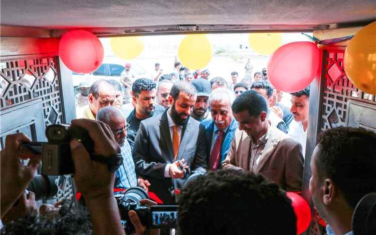 محافظ أبين ورئيس الجامعة يفتتحان مشروع إنشاء وتجهيز سكن الطالبات بجامعة أبين