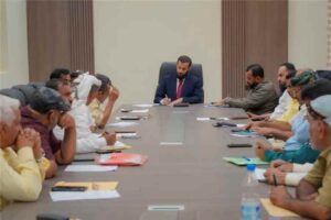 محافظ أبين يترأس اجتماعاً موسعاً لمديري عموم المديريات والمرافق الخدمية لتعزيز العمل المؤسسي