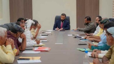 محافظ أبين يترأس اجتماعاً موسعاً لمديري عموم المديريات والمرافق الخدمية لتعزيز العمل المؤسسي