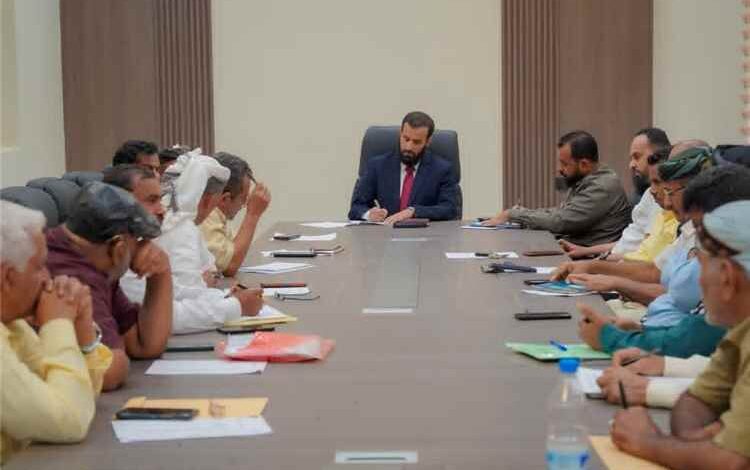 محافظ أبين يترأس اجتماعاً موسعاً لمديري عموم المديريات والمرافق الخدمية لتعزيز العمل المؤسسي