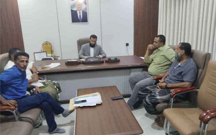 محافظ أبين يستجيب لنداء الصحة برصد ويؤكد أولوية طريق باتيس رصد معربان