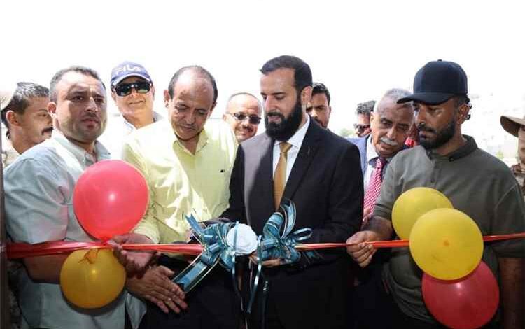 محافظ أبين يفتتح القاعة الكبرى بكلية الادارة والاقتصاد ومشروع بناء سكن الطالبات ويشيد بجهود مدرسة الامل لرعاية الصم
