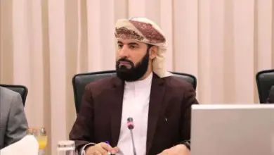 محافظ أبين يوجه بصرف حافز مالي للمعلمين المتطوعين ويعتذر بشدة للكادر الرسمي