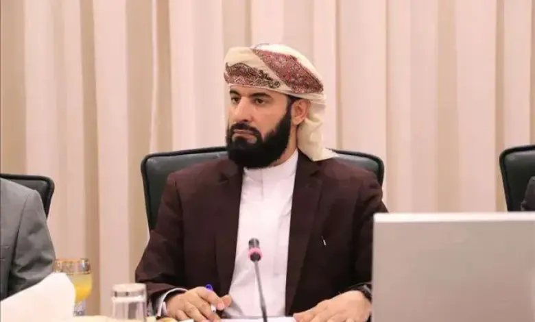 محافظ أبين يوجه بصرف حافز مالي للمعلمين المتطوعين ويعتذر بشدة للكادر الرسمي