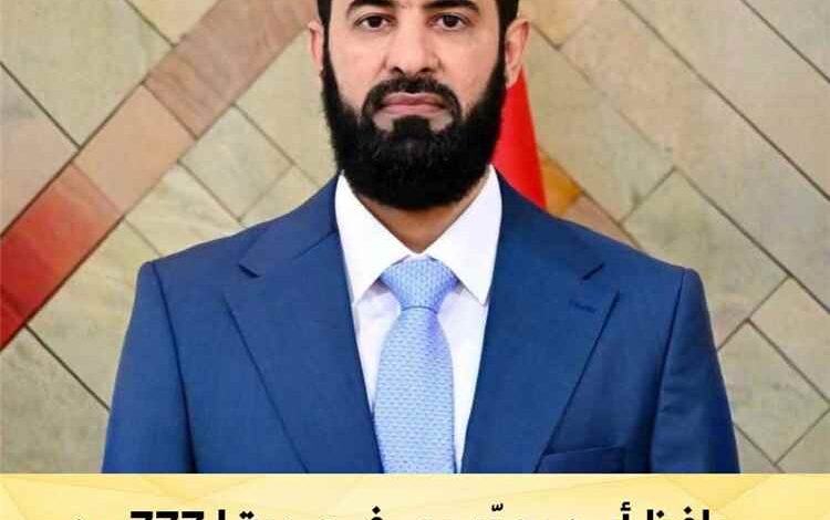 محافظ أبين يوجّه بصرف عيدية لـ (777) موظفًا وعاملًا من عمال النظافة تقديرًا لجهودهم بمناسبة عيد الأضحى المبارك