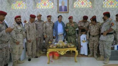 محافظ المهرة بن ياسر يستقبل جموع المهنئين بعيد الأضحى ويؤكد أهمية وحدة الصف وتعزيز الأمن والاستقرار