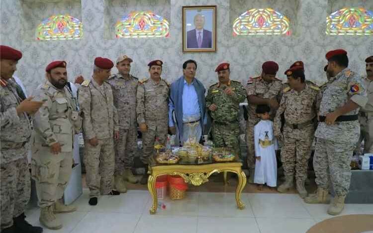 محافظ المهرة بن ياسر يستقبل جموع المهنئين بعيد الأضحى ويؤكد أهمية وحدة الصف وتعزيز الأمن والاستقرار