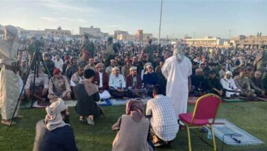 محافظ شبوة يؤدي صلاة عيد الأضحى مع جموع المصلين بمدينة عتق