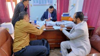 محافظ شبوة يناقش احتياجات مديربة الروضة ويشرف على توقيع عقد توريد اجهزة طبية