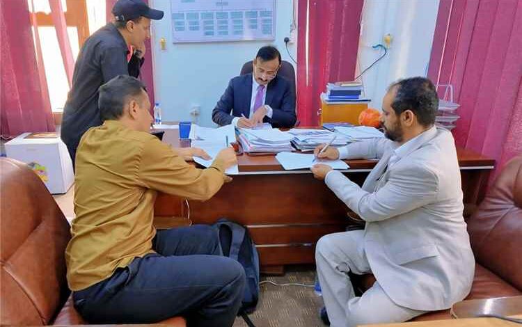 محافظ شبوة يناقش احتياجات مديربة الروضة ويشرف على توقيع عقد توريد اجهزة طبية