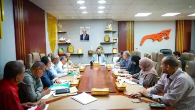محافظ عدن يؤكد أولوية المشاريع الحيوية ويدعو للعمل بروح الفريق الواحد