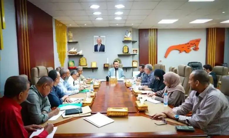 محافظ عدن يؤكد أولوية المشاريع الحيوية ويدعو للعمل بروح الفريق الواحد