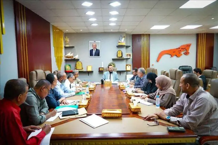 محافظ عدن يؤكد أولوية المشاريع الحيوية ويدعو للعمل بروح الفريق الواحد