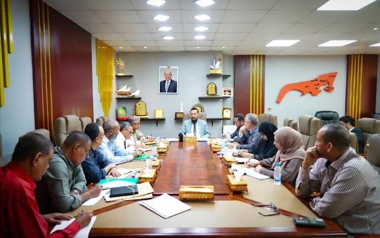 محافظ عدن يناقش أولوية المشاريع الحيوية والاستجابة الفورية لقضايا المواطنين بالمحافظة