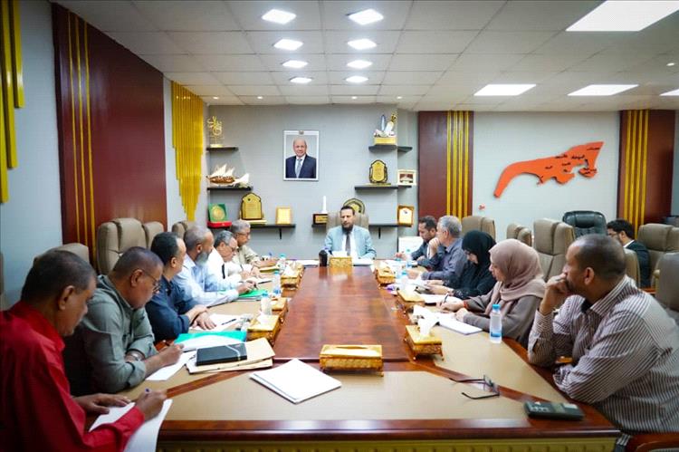 محافظ عدن يناقش أولوية المشاريع الحيوية والاستجابة الفورية لقضايا المواطنين بالمحافظة