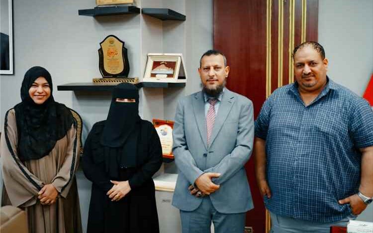 محافظ عدن يناقش مع إدارة سوق الوومن سبل تمكين النساء ودعم الأسر المحتاجة