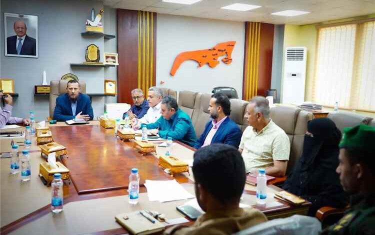 محافظ عدن يوجه بضبط البناء العشوائي وحماية أراضي الدولة