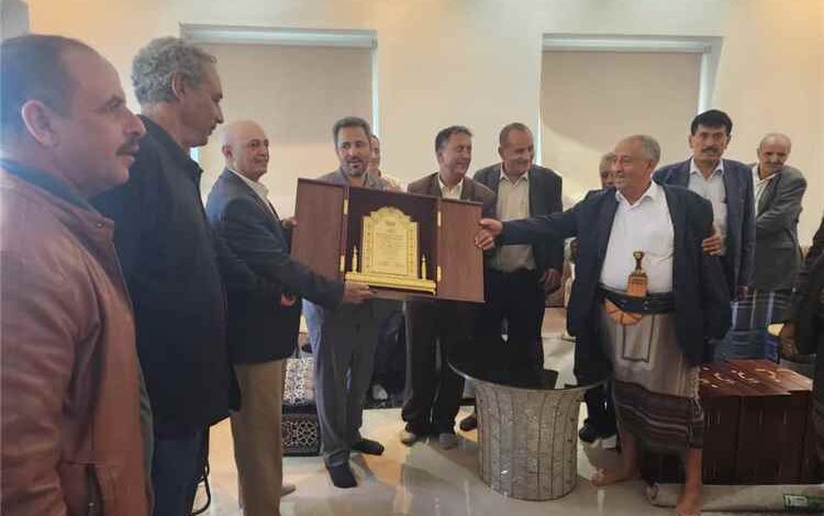 محافظ لحج وعضو مجلس النواب عن لبعوس في يافع وأهالي المديرية يكرمون وزير المياه توفيق الشرجبي