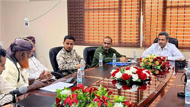 محافظ لحج يبحث سبل التنسيق الأمني ومكافحة نقاط الجباية الغير قانونية بالمحافظة