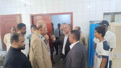 مدير عام إدارة المخيمات الطبية بوزارة الصحة وعميد كلية الطب عدن يزوران المخيم الجراحي بمستشفى الرازي أبين