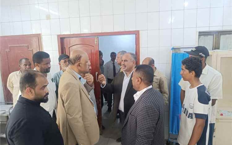 مدير عام إدارة المخيمات الطبية بوزارة الصحة وعميد كلية الطب عدن يزوران المخيم الجراحي بمستشفى الرازي أبين