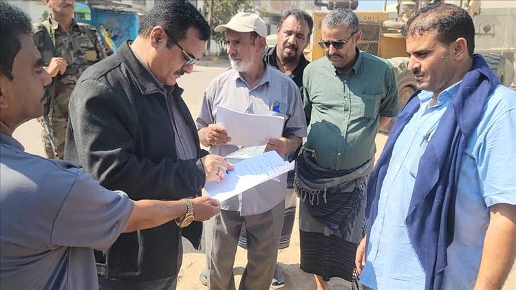 مدير عام المنصورة يدشن مشروع استكمال مكاتب السلطة المحلية