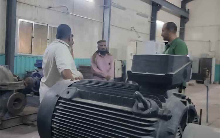 مدير مؤسسة المياه بعدن يتفقد محطات ضخ المياه والصرف الصحي بالبريقة