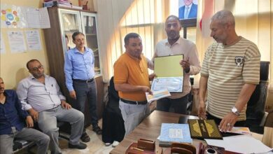 مدير مالية المظفر يكرم موظفيه في تعز بمناسبة عيد العمال 2026