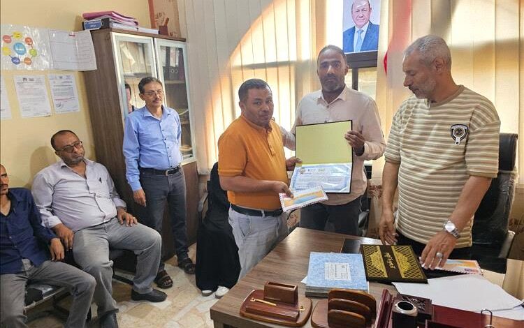مدير مالية المظفر يكرم موظفيه في تعز بمناسبة عيد العمال 2026