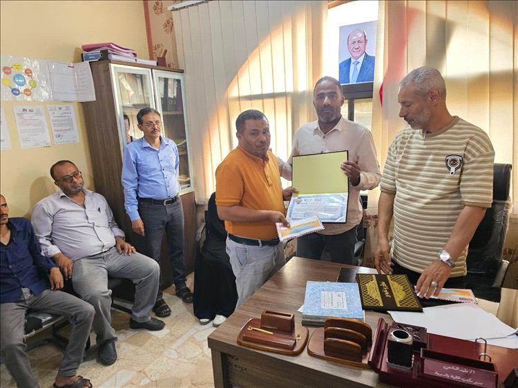 مدير مالية المظفر يكرم موظفيه في تعز بمناسبة عيد العمال 2026
