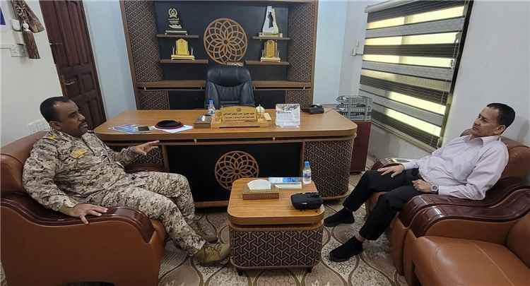 مدير مكتب الشركة اليمنية للغاز بحضرموت يلتقي قائد خفر السواحل لبحث تعزيز التنسيق المشترك وتنظيم صرف أسطوانات الغاز للبحارة