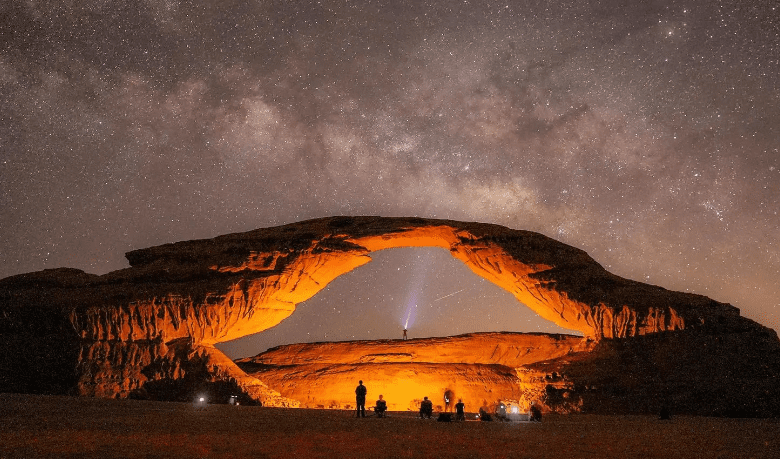 مدينة تُخبئ ألف حكاية.. لماذا أصبحت العُلا الوجهة الأكثر غموضًا وإبهارًا؟