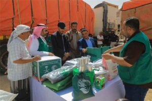 مركز الملك سلمان للإغاثة يدشن توزيع مساعدات غذائية وإيوائية بمحافظة حضرموت