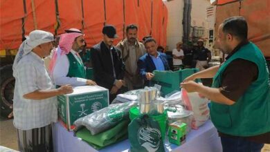 مركز الملك سلمان للإغاثة يدشن توزيع مساعدات غذائية وإيوائية بمحافظة حضرموت