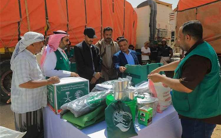 مركز الملك سلمان للإغاثة يدشن توزيع مساعدات غذائية وإيوائية بمحافظة حضرموت
