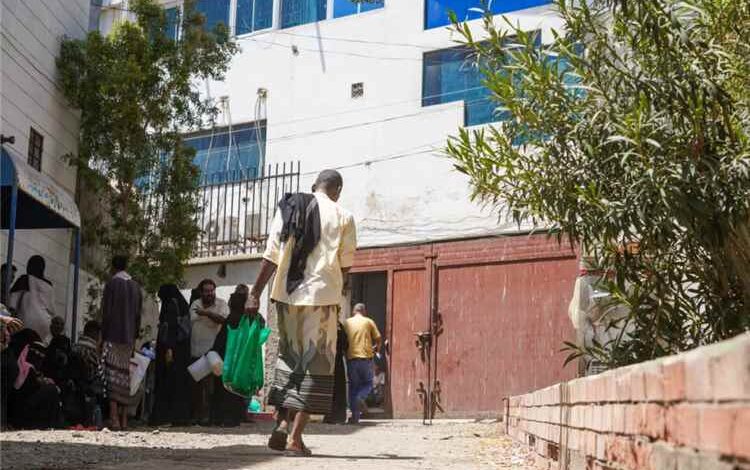 مركز الملك سلمان للإغاثة يواصل توزيع لحوم الأضاحي لعام 1447هـ بعدن