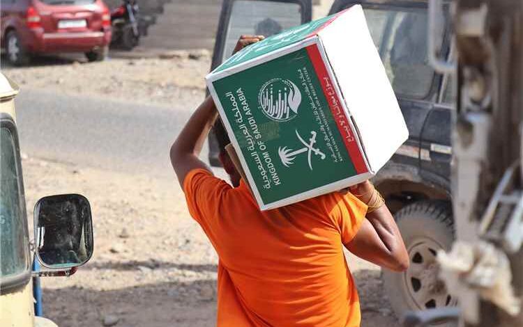 مركز الملك سلمان للإغاثة يوزّع (74) طنا من المواد الغذائية في مديرية المسيمير بمحافظة لحج