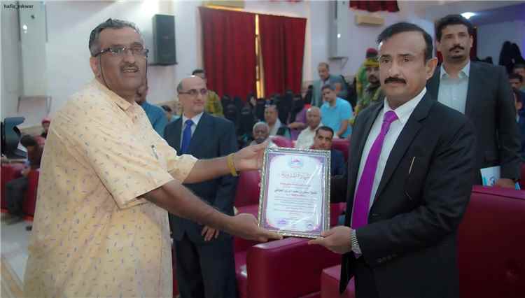 مركز اليمن الحديث للثقافة والفنون والتراث يكرّم محافظ شبوة الشيخ عوض بن الوزير بدرع التميز