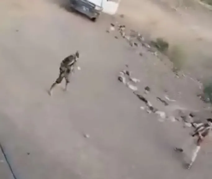مسلحون حوثيون يقتحمون منزلاً في القفلة وسط إطلاق نار كثيف