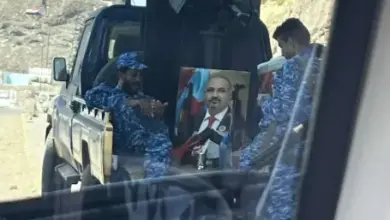 مصادر محلية: وحدات عسكرية ترفع صور رئيس الانتقالي الجنوبي في نقاط التمركز بالعاصمة المؤقتة