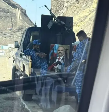 مصادر محلية: وحدات عسكرية ترفع صور رئيس الانتقالي الجنوبي في نقاط التمركز بالعاصمة المؤقتة