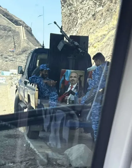مصادر محلية: وحدات عسكرية ترفع صور رئيس الانتقالي الجنوبي في نقاط التمركز بالعاصمة المؤقتة