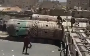 مصرع مواطن إثر سقوط مجسم تذكاري جنوبي صنعاء - [فيديو]