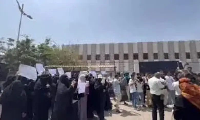 معلمو ”عدن” المتعاقدون يُنظّمون وقفة احتجاجية أمام المحافظ غداً.. ومطالبان على الطاولة