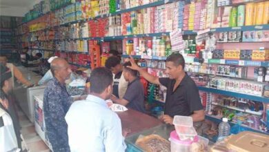 مكتب الصناعة بحضرموت يغلق محال تجارية مخالفة وضبط مواد منتهية الصلاحية