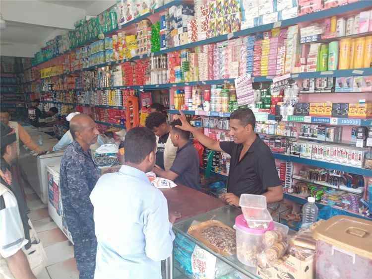 مكتب الصناعة بحضرموت يغلق محال تجارية مخالفة وضبط مواد منتهية الصلاحية